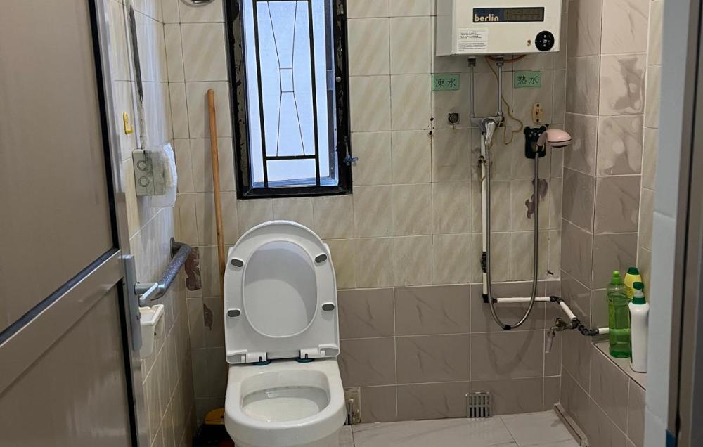Washroom / Bathroom