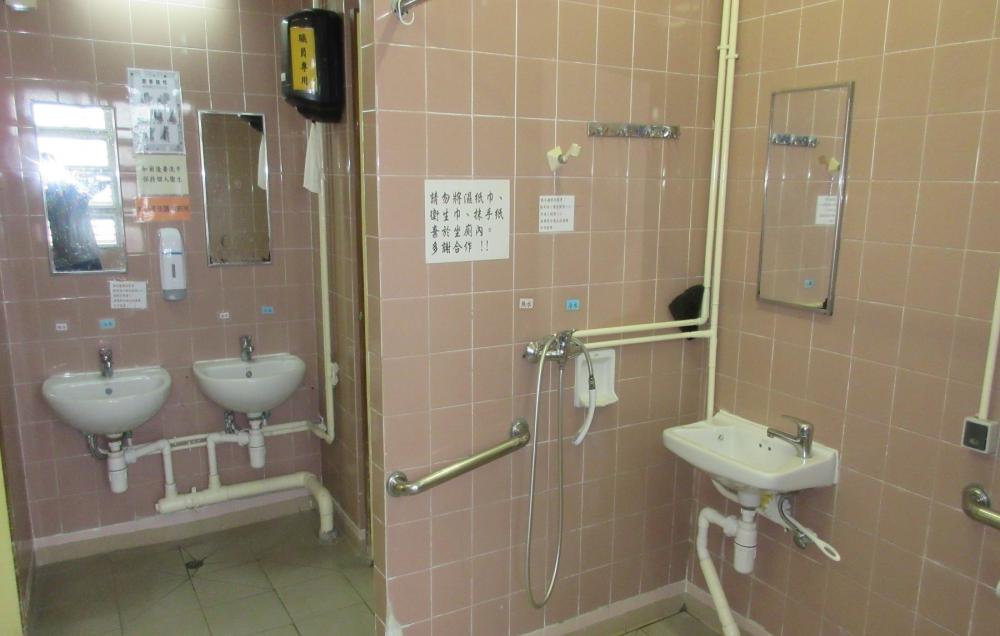 Washroom / Bathroom
